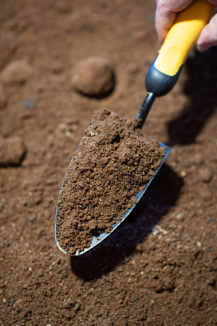 Buttrose Organic loam with shovel